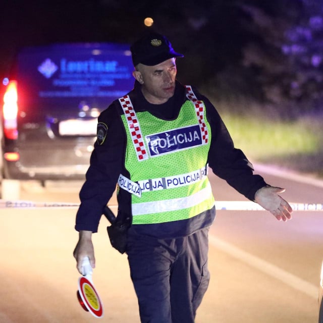 &lt;p&gt;Sinj, 220424.&lt;br&gt;
Prometna nesreca izmedju Glavica i Hana u kojoj je jedna osoba smrtno stradala.&lt;br&gt;
Na fotografiji: policijski ocevid.&lt;br&gt;