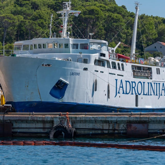 &lt;p&gt;Upravitelj stroja s trajekta Lastovo pokazao je veliku pribranost i hrabrost skočivši u more za kolegom &lt;/p&gt;