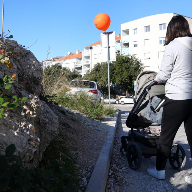 &lt;p&gt;Balon postavljen na prometni znak u Primostenskoj ulici kao upozorenje na nedostatak nogostupa aludirajuci na balone gradonačelnika Ivice Puljka&lt;/p&gt;