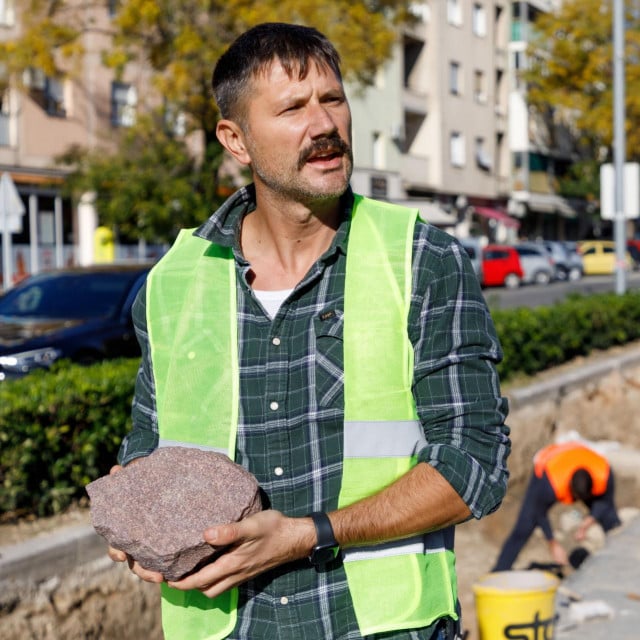 &lt;p&gt;Arheolog Nebojša Cingeli s komadom porfira pronađenog u Ulici Domovinskog rata&lt;/p&gt;