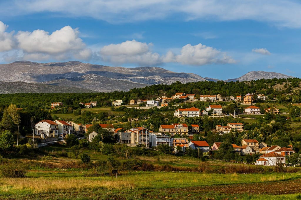 &lt;p&gt;Na fotografiji: Detalj iz mjesta Otok Sinjski i u pozadini Planina Kamešnica&lt;/p&gt;