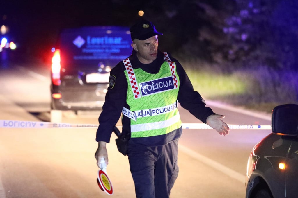 &lt;p&gt;Sinj, 220424.&lt;br&gt;
Prometna nesreca izmedju Glavica i Hana u kojoj je jedna osoba smrtno stradala.&lt;br&gt;
Na fotografiji: policijski ocevid.&lt;br&gt;