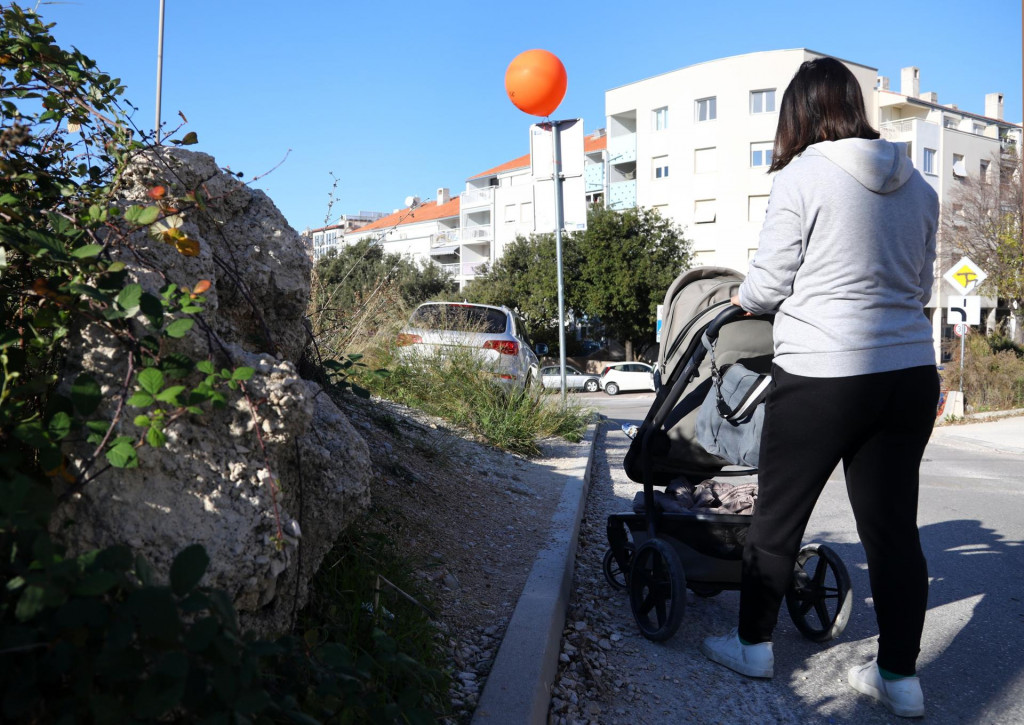 &lt;p&gt;Balon postavljen na prometni znak u Primostenskoj ulici kao upozorenje na nedostatak nogostupa aludirajuci na balone gradonačelnika Ivice Puljka&lt;/p&gt;