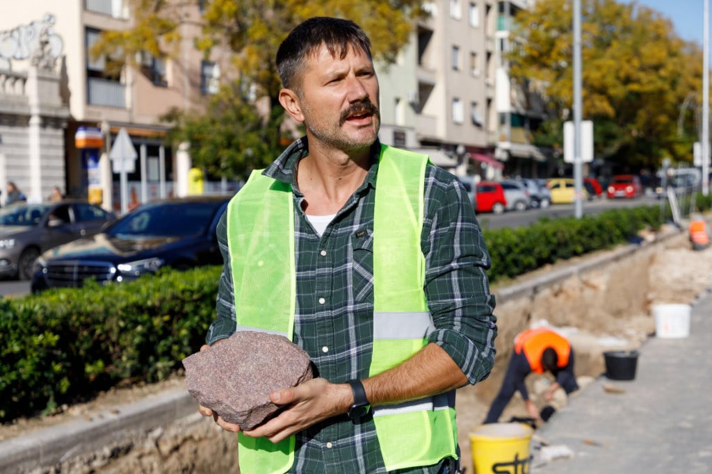 &lt;p&gt;Arheolog Nebojša Cingeli s komadom porfira pronađenog u Ulici Domovinskog rata&lt;/p&gt;