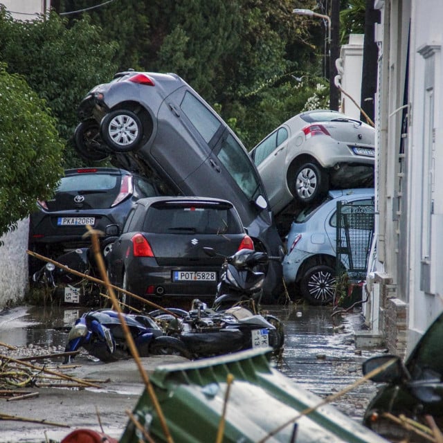 &lt;p&gt;Kao nedavno u Španjolskoj: bujica je ”nanijela” hrpu auta jedno na drugo i na Rodosu&lt;/p&gt;