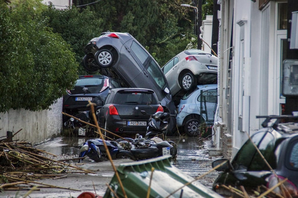 &lt;p&gt;Kao nedavno u Španjolskoj: bujica je ”nanijela” hrpu auta jedno na drugo i na Rodosu&lt;/p&gt;