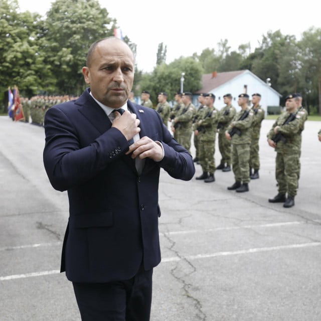 &lt;p&gt;Anušić je dosegnuo vrhunce akademske izvrsnosti u disciplini ponavljanja, jer evo već skoro tri puna desetljeća ponavlja li ponavlja&lt;/p&gt;