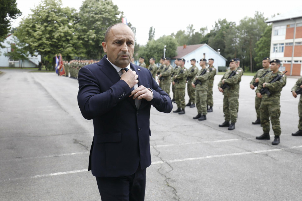 &lt;p&gt;Anušić je dosegnuo vrhunce akademske izvrsnosti u disciplini ponavljanja, jer evo već skoro tri puna desetljeća ponavlja li ponavlja&lt;/p&gt;