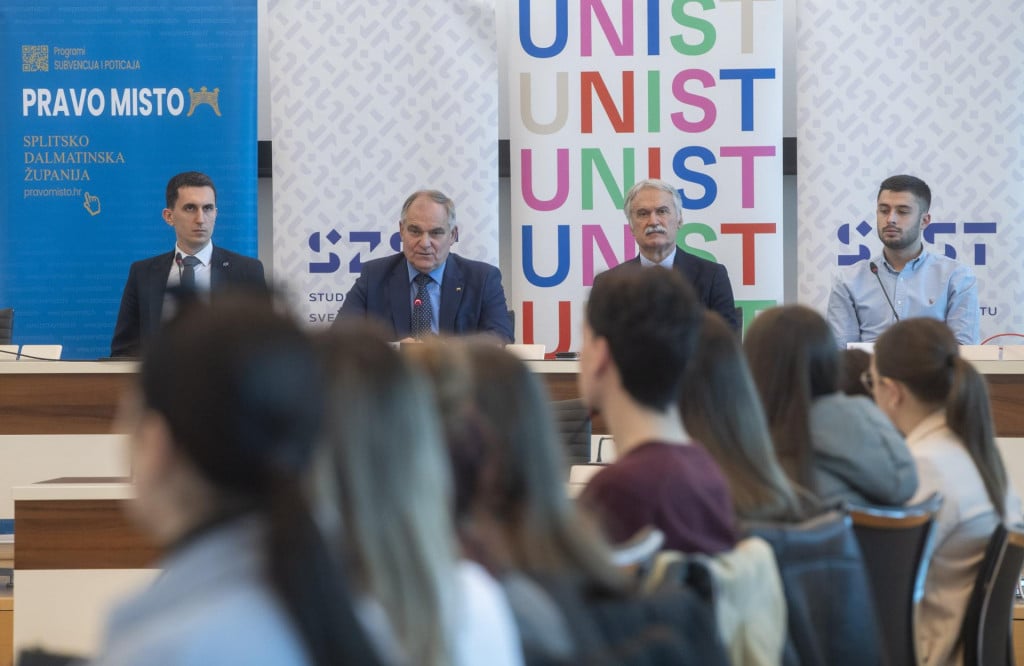 &lt;p&gt;Na fotografiji: Ivan Žižić ravnatelj Studentskog centra, Blaženko Boban župan, Dragan Ljutić rektor te Jerko Šarić predstavnik studenata&lt;/p&gt;