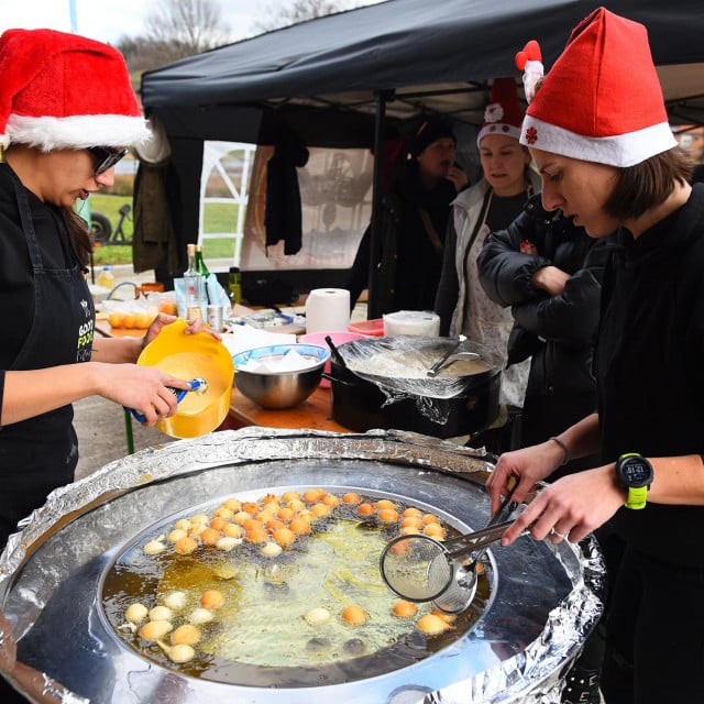 &lt;p&gt;Fritule, fritule, Hrvati grintaju da su skupe na raznoraznim adventskim kućicama, a opet...&lt;/p&gt;