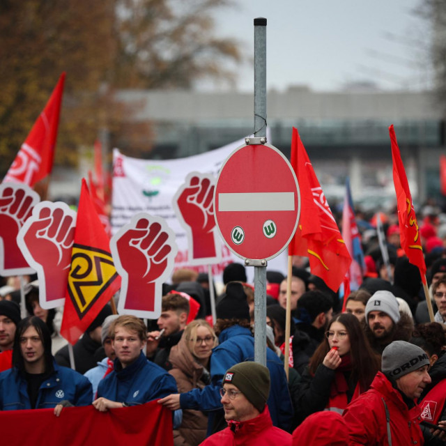 &lt;p&gt;Radnici Volkswagen prosvjeduju pred tvornicom u Wolfsburgu, za vrijeme treće runde pregovora sindikata i uprave zbog najavljenih otpuštanja&lt;/p&gt;

&lt;p&gt; &lt;/p&gt;

&lt;p&gt; &lt;/p&gt;