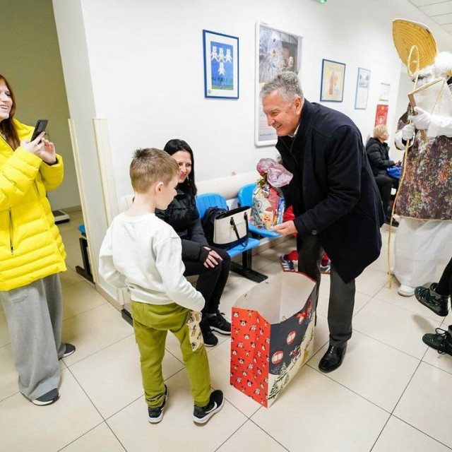 &lt;p&gt;U povodu blagdana svetog Nikole najmlađim pacijentima šibenske bolnice uručeni prigodni darovi&lt;/p&gt;