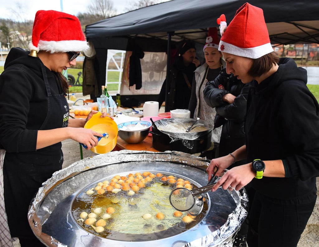 &lt;p&gt;Fritule, fritule, Hrvati grintaju da su skupe na raznoraznim adventskim kućicama, a opet...&lt;/p&gt;