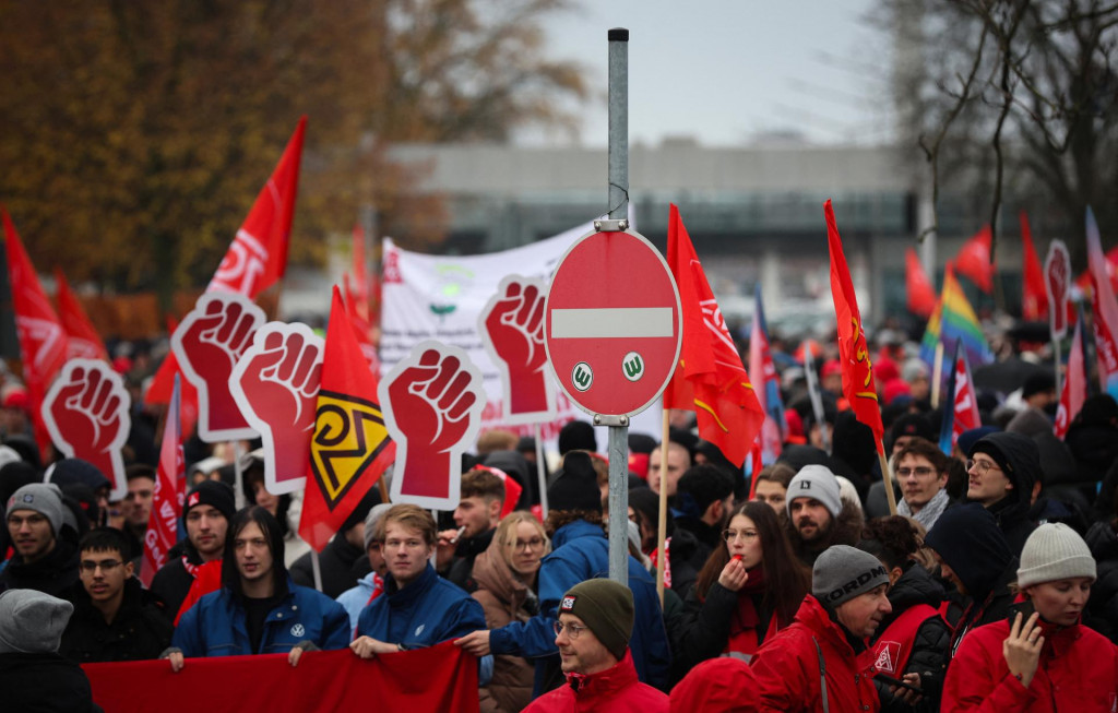 &lt;p&gt;Radnici Volkswagen prosvjeduju pred tvornicom u Wolfsburgu, za vrijeme treće runde pregovora sindikata i uprave zbog najavljenih otpuštanja&lt;/p&gt;

&lt;p&gt; &lt;/p&gt;

&lt;p&gt; &lt;/p&gt;