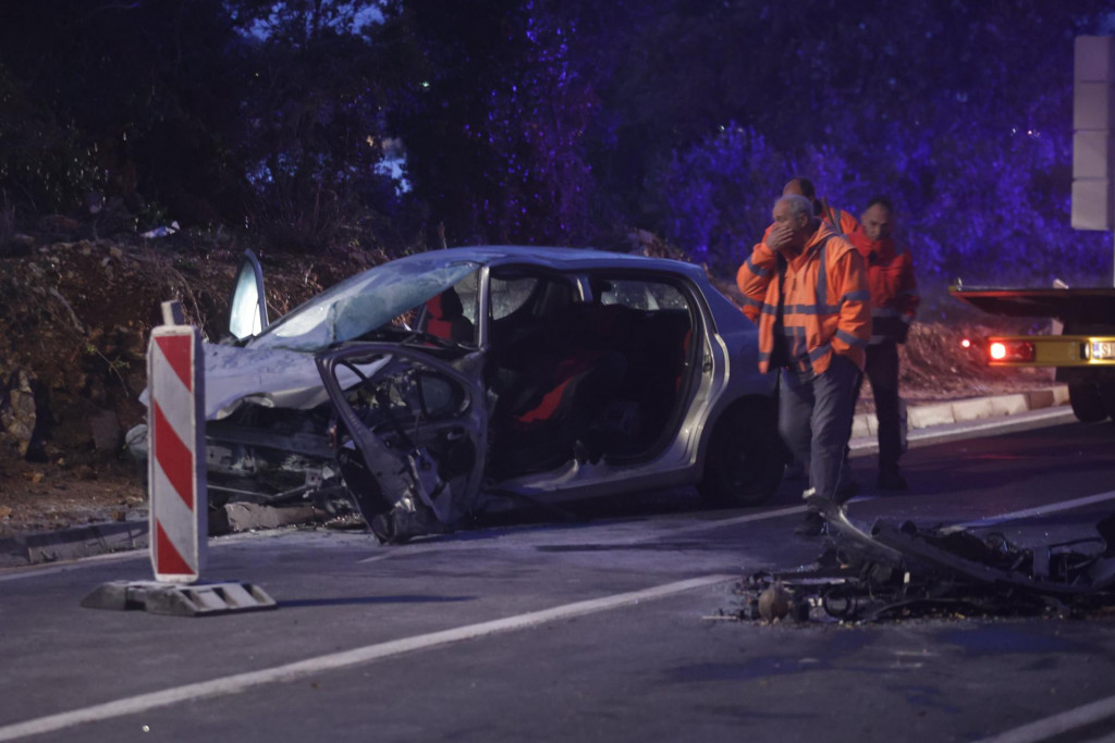 &lt;p&gt;&lt;br&gt;
Dvije osobe smrtno su stradale u prometnoj nesreći na državnoj cesti D-8 kod Primoštena&lt;/p&gt;