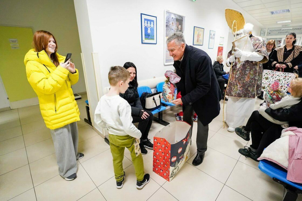 &lt;p&gt;U povodu blagdana svetog Nikole najmlađim pacijentima šibenske bolnice uručeni prigodni darovi&lt;/p&gt;