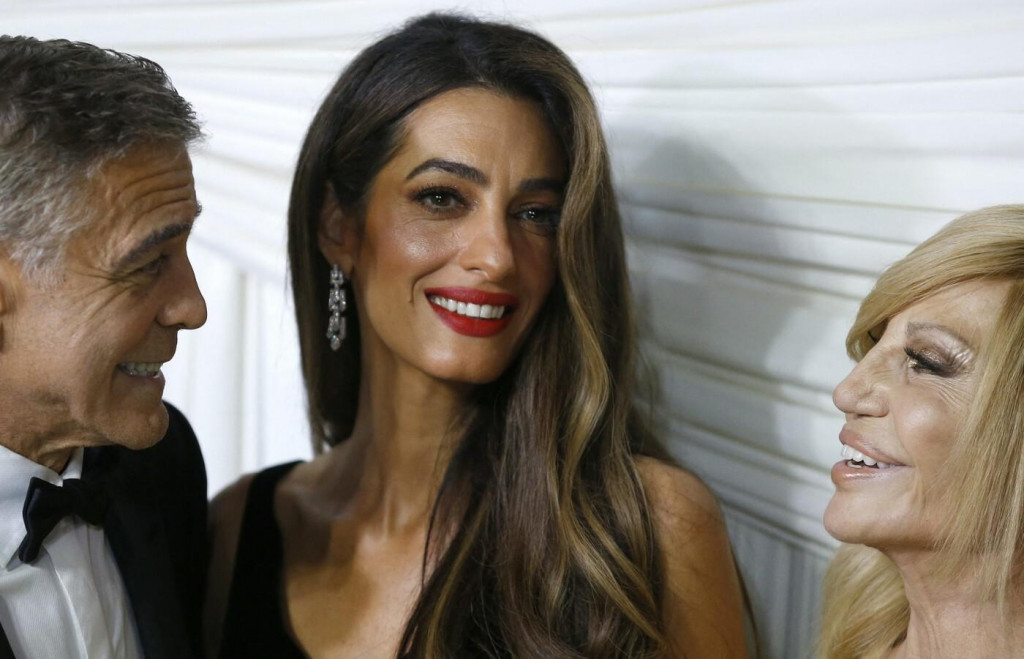 &lt;p&gt;George Clooney, njegova supruga Amal Clooney i Donatella Versace u rujnu u New Yorku&lt;/p&gt;