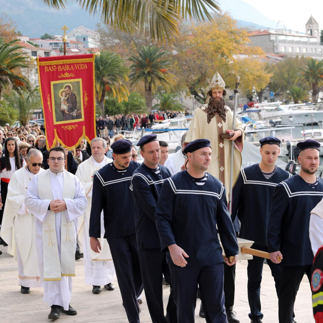 &lt;p&gt;Procesija vjernika s kipom zaštitnika Svetog Nikole, u Baškoj Vodi se kretala rivom od crkve sv. Nikole do mula&lt;/p&gt;