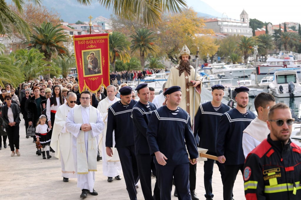 &lt;p&gt;Procesija vjernika s kipom zaštitnika Svetog Nikole, u Baškoj Vodi se kretala rivom od crkve sv. Nikole do mula&lt;/p&gt;