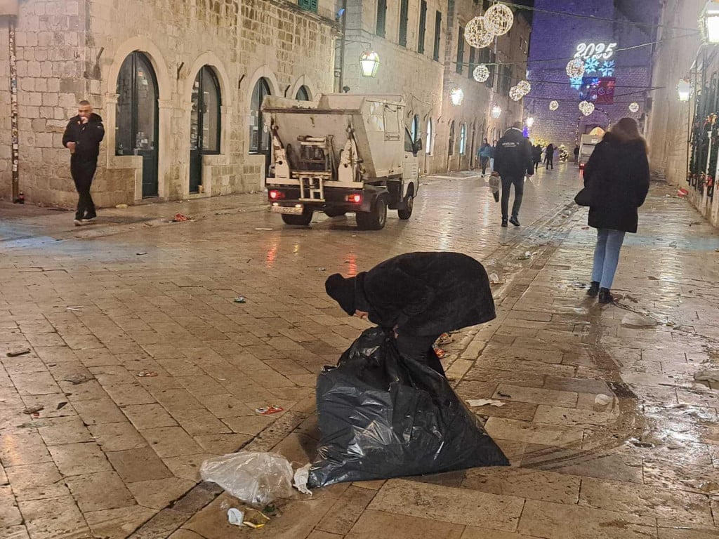 &lt;p&gt;Čišćenje Straduna nakon sinoćnjeg koncerta&lt;/p&gt;