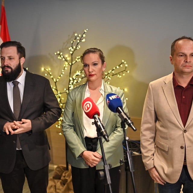 &lt;p&gt;Mišo Krstičević, Anita Bonačić Obradović i predsjednik SDP-a Siniša Hajdaš Dončić,&lt;/p&gt;