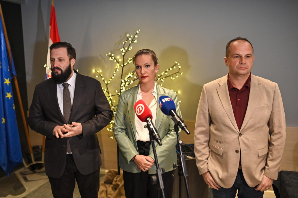 &lt;p&gt;Mišo Krstičević, Anita Bonačić Obradović i predsjednik SDP-a Siniša Hajdaš Dončić,&lt;/p&gt;