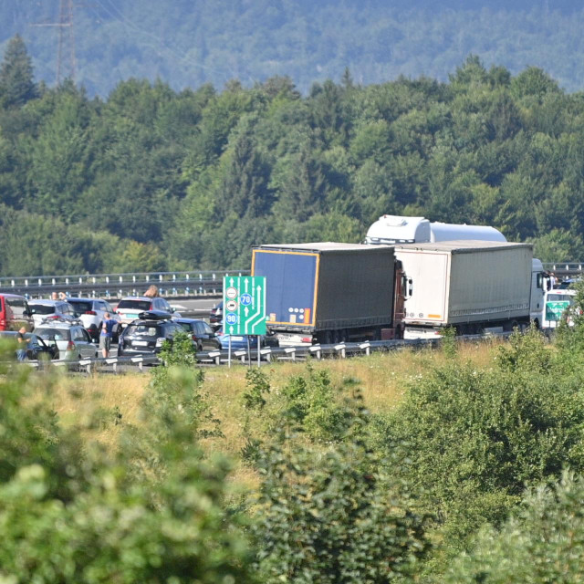 &lt;p&gt;Modrus,030823.&lt;br&gt;
Zbog pozara na vozilu prekinut je promet na autocesti A1 Zagreb-Ploce-Karamatici izmedju cvorova Ogulin i Brinje u smjeru Dubrovnika.&lt;br&gt;