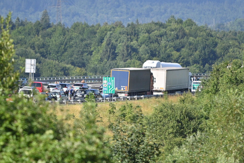 &lt;p&gt;Modrus,030823.&lt;br&gt;
Zbog pozara na vozilu prekinut je promet na autocesti A1 Zagreb-Ploce-Karamatici izmedju cvorova Ogulin i Brinje u smjeru Dubrovnika.&lt;br&gt;