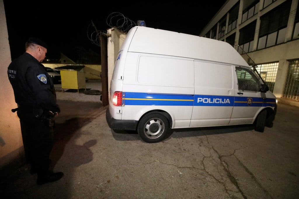 &lt;p&gt;Interventna policija dovodi roditelje djece iz Ljublja Kalničkog u pritvor iz kojeg će uskoro biti pušteni&lt;/p&gt;