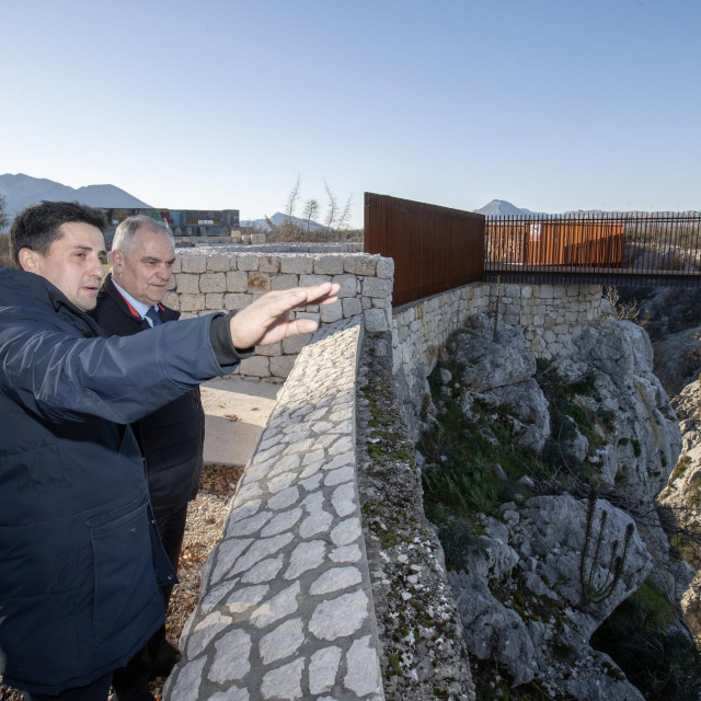 &lt;p&gt;Na fotografiji: načelnik općine Zadvarje Ivan Krželj i župan Blaženko Boban&lt;br&gt;
&lt;br&gt;
 &lt;/p&gt;