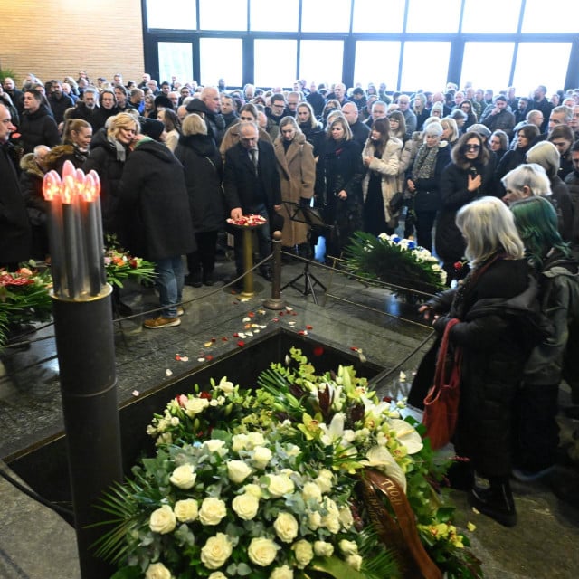 &lt;p&gt;Kultnog radijskog voditelja Sinišu Šveca na Krematorijusu ispratili  brojni prijatelji, poznanici i poštovatelji&lt;/p&gt;