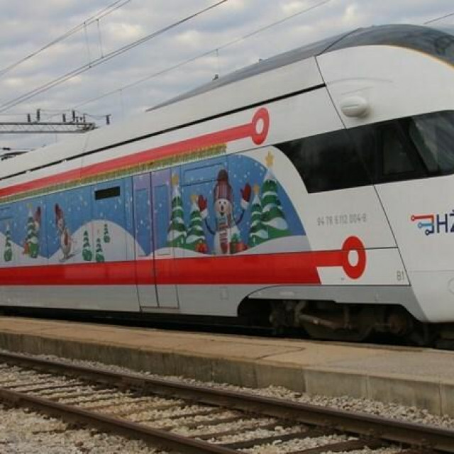 &lt;p&gt;Tin Express, odnosno ‘Vlak Djeda Božićnjaka‘ u kojem su dijeljeni sporni darovi&lt;/p&gt;