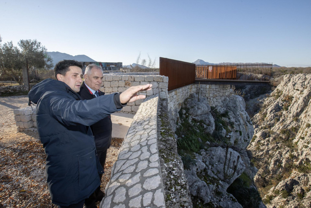 &lt;p&gt;Na fotografiji: načelnik općine Zadvarje Ivan Krželj i župan Blaženko Boban&lt;br&gt;
&lt;br&gt;
 &lt;/p&gt;