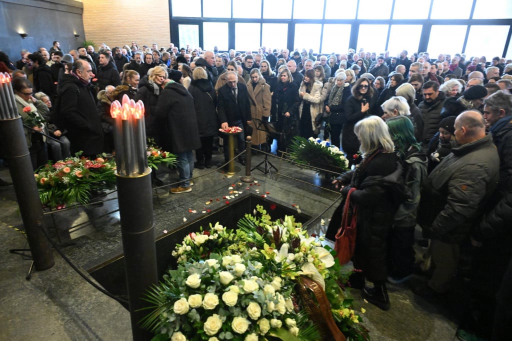 &lt;p&gt;Kultnog radijskog voditelja Sinišu Šveca na Krematorijusu ispratili  brojni prijatelji, poznanici i poštovatelji&lt;/p&gt;