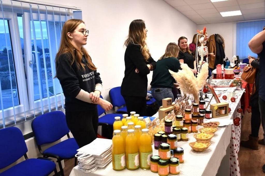 &lt;p&gt;Žene poduzetnice organizirale humanitarni božićni sajam&lt;/p&gt;