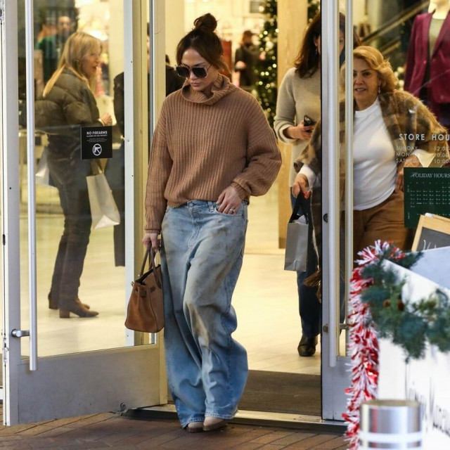 &lt;p&gt;Jennifer Lopez i njezina majka Guadalupe Rodríguez u pozadini, snimljene u božićnom shoppingu na Beverly Hillsu&lt;/p&gt;