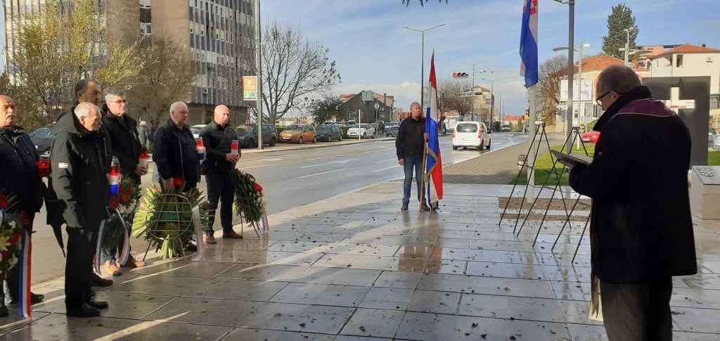 &lt;p&gt;Polaganje vijenaca i paljenje svijeća pred spomen obilježjem na Baldekinu&lt;/p&gt;