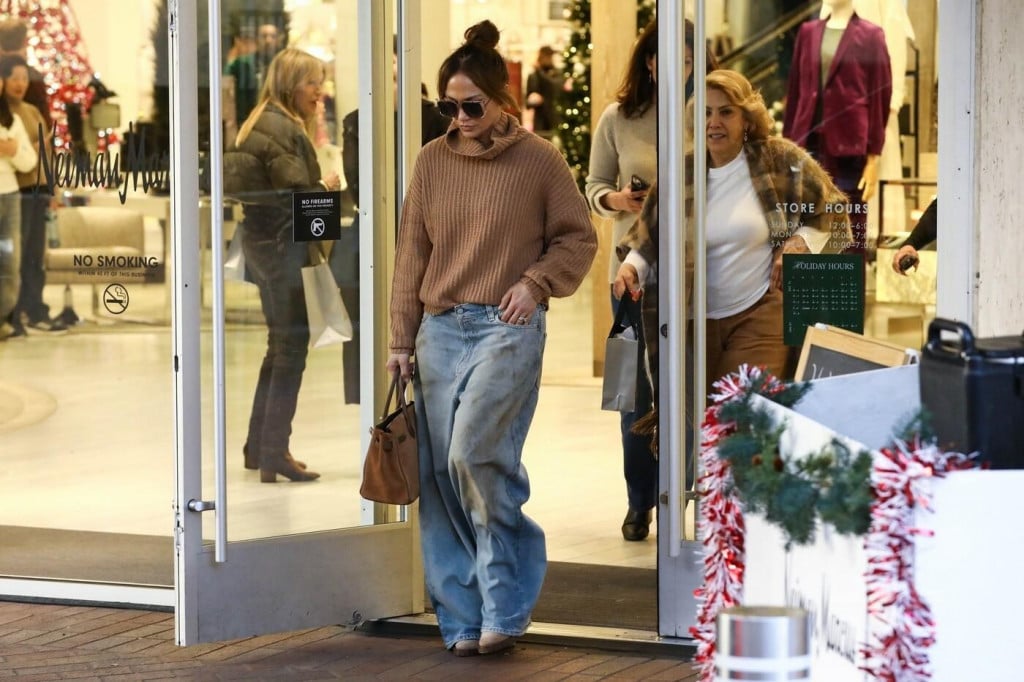 &lt;p&gt;Jennifer Lopez i njezina majka Guadalupe Rodríguez u pozadini, snimljene u božićnom shoppingu na Beverly Hillsu&lt;/p&gt;