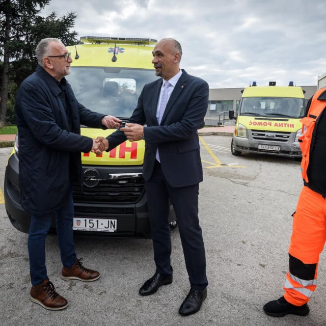 &lt;p&gt;Sibenik, 281223.&lt;br&gt;
OHP Opce bolnice.&lt;br&gt;
Primopredaja novog vozila Hitne pomoci, Zavodu za hitnu medicinu. Zupan Marko Jelic urucio je kljuceve novog vozila vrijednog oko 100 000 eura Tomislavu Jukicu ravnatelju Hitne pomoci.&lt;br&gt;
Na fotografiji: Tomislav Jukic, Marko Jelic.&lt;br&gt;