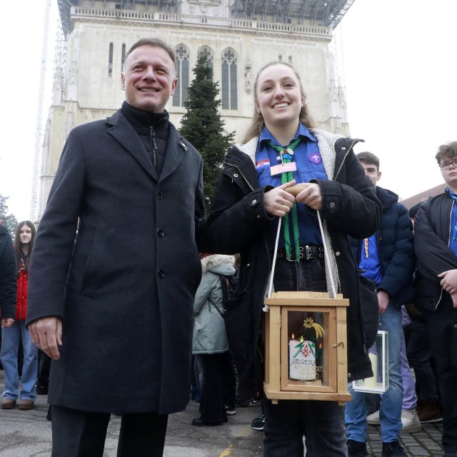 &lt;p&gt;Gordan Jandroković je sudjelovao u ceremoniji donošenja Betlehemskog svjetla mira u Hrvatsku, zajedno s predstavnicima organizatora - Saveza izviđača Hrvatske, na platou ispred Zagrebačke katedrale&lt;/p&gt;