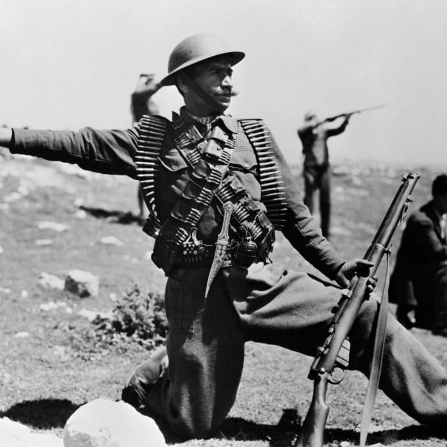 &lt;p&gt;Vojnik Arapskih legija za Palestinu baca granatu na izraelske položaje u svibnju 1948. u blizini Hebrona, dok njegovi suborci pucaju; među tim suborcima bili su i pripadnici poražene ustaške NDH, ali i stanovit broj dojučerašnjih partizana koje je arapskim prijateljima, iz Jugoslavije, bio poslao&lt;strong&gt; &lt;/strong&gt;Tito&lt;/p&gt;