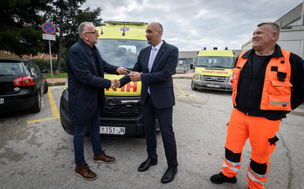 &lt;p&gt;Sibenik, 281223.&lt;br&gt;
OHP Opce bolnice.&lt;br&gt;
Primopredaja novog vozila Hitne pomoci, Zavodu za hitnu medicinu. Zupan Marko Jelic urucio je kljuceve novog vozila vrijednog oko 100 000 eura Tomislavu Jukicu ravnatelju Hitne pomoci.&lt;br&gt;
Na fotografiji: Tomislav Jukic, Marko Jelic.&lt;br&gt;