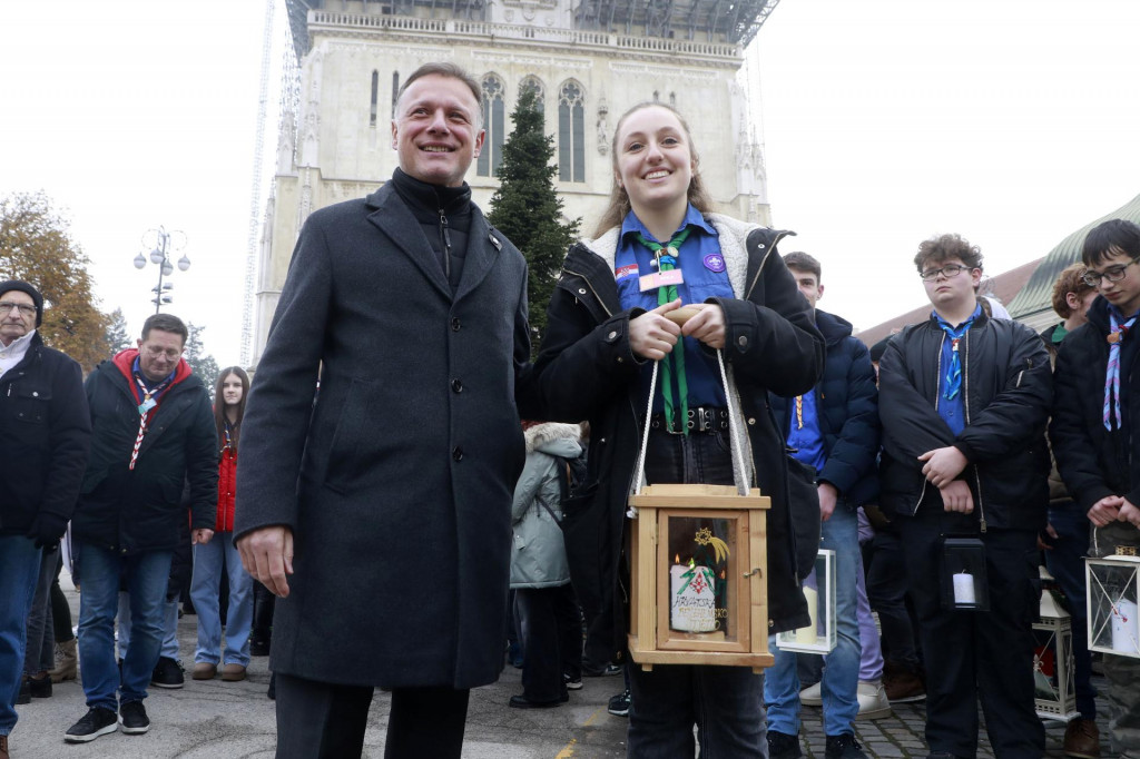 &lt;p&gt;Gordan Jandroković je sudjelovao u ceremoniji donošenja Betlehemskog svjetla mira u Hrvatsku, zajedno s predstavnicima organizatora - Saveza izviđača Hrvatske, na platou ispred Zagrebačke katedrale&lt;/p&gt;