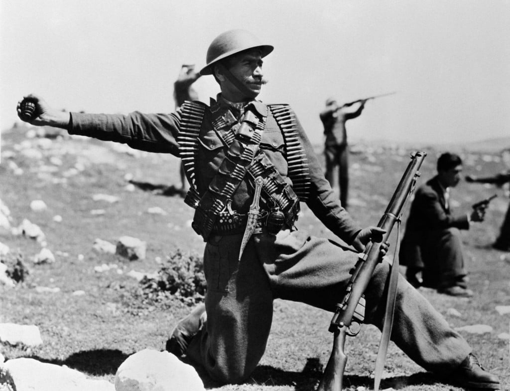 &lt;p&gt;Vojnik Arapskih legija za Palestinu baca granatu na izraelske položaje u svibnju 1948. u blizini Hebrona, dok njegovi suborci pucaju; među tim suborcima bili su i pripadnici poražene ustaške NDH, ali i stanovit broj dojučerašnjih partizana koje je arapskim prijateljima, iz Jugoslavije, bio poslao&lt;strong&gt; &lt;/strong&gt;Tito&lt;/p&gt;