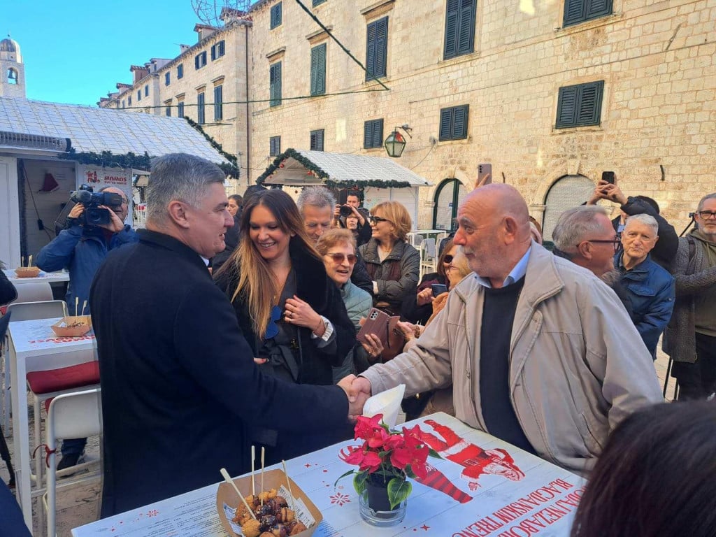 &lt;p&gt;Milanović s građanima i simpatizerima u Dubrovniku&lt;/p&gt;