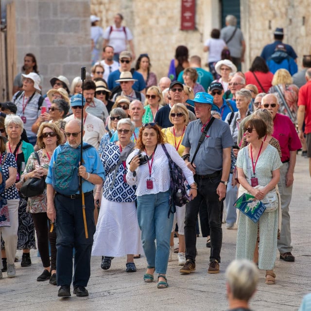 &lt;p&gt;Dubrovnik, 131024. Nedjeljna spica u gradu. Gradjani i turisti u setnji.