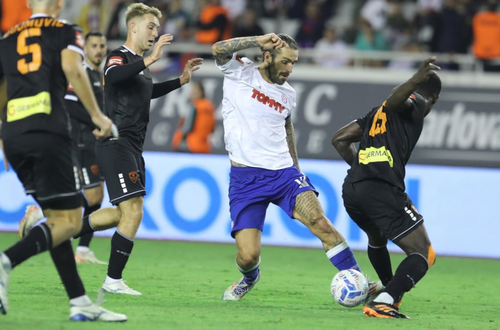 &lt;p&gt;Hajduk i Šibenik susreli su se u 9. kolu SHNL-a. &lt;/p&gt;

&lt;p&gt;Bijeli su na Poljudu slavili s visokih 4:0, a Jeličić uoči ponovnog susreta tvrdi da u Šibeniku kasne plaće&lt;/p&gt;