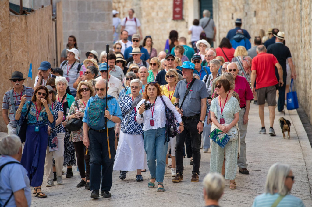 &lt;p&gt;Dubrovnik, 131024. Nedjeljna spica u gradu. Gradjani i turisti u setnji.