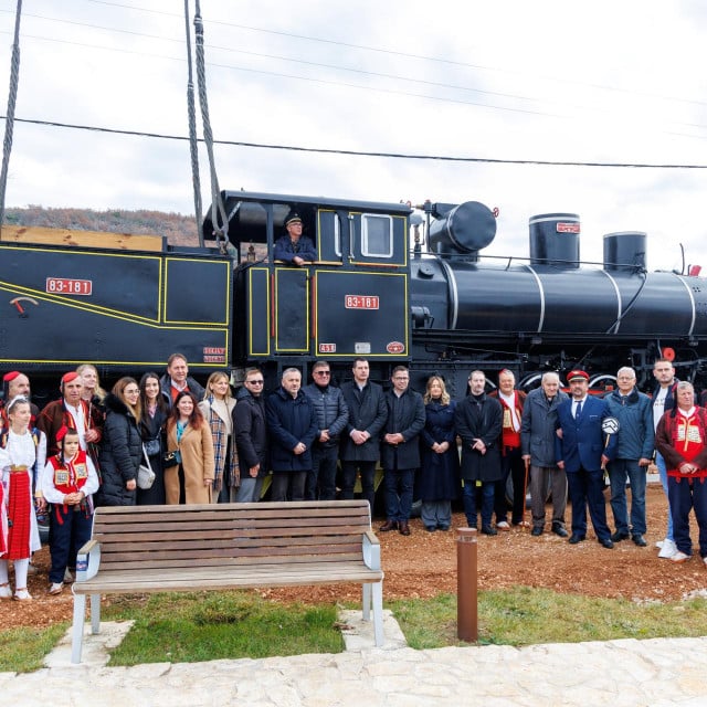 &lt;p&gt;Svečanost postavljanja parne lokomotive u Dicmu&lt;/p&gt;