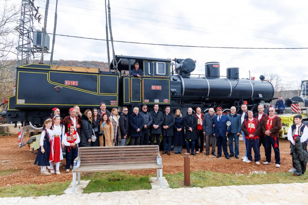 &lt;p&gt;Svečanost postavljanja parne lokomotive u Dicmu&lt;/p&gt;